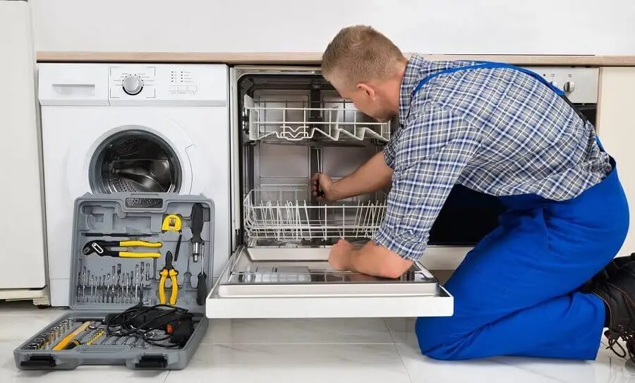 Yenimahalle Philips servisi teknisyen ekibi beyaz eşya tamiri yaparken